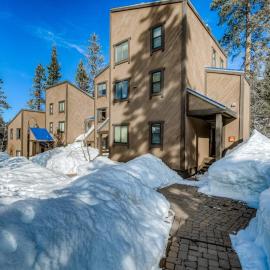 Northstar condo close to skiing with pool hot tub gym game room & W&D, Hotel in Truckee
