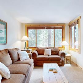 Ski Trails Condo - Pool & Hot Tub 200' to Slopes - Near Restaurants & Shops