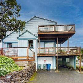 Comfy duplex with peekaboo ocean views private hot tub & easy beach access, hotel in Newport