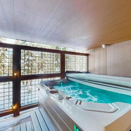 Modern mountain home with private hot tub deck fireplace & skiing nearby, hotel in Ponderosa Fairway Estates