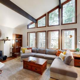 3-story home with private deck bar & entertainment room & W&D, hotel a North Bend