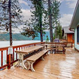 Classic lakefront home with private hot tub fireplace & washer&dryer, Hotel in Joseph