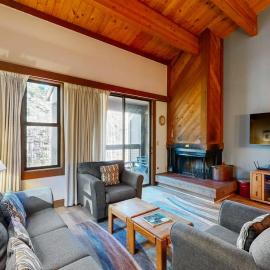 Cozy updated condo with pool hot tub on-site golf sauna & mountain views, hotel in Kingswood Estates