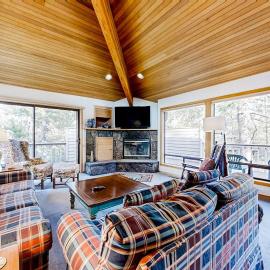 Spacious home with private hot tub deck fireplace & W&D, hotel in Sunriver