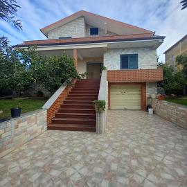 Villa Relax Manëz, Durrës, hotel en Barç