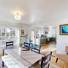 Renovated home in central location with hot tub theater fast wifi & work desks, hotel a Stevenson
