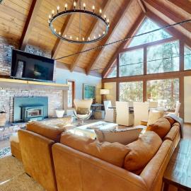 Beautiful home near the lake & slopes with private hot tub pool table & WiFi