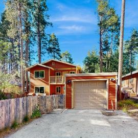 Charming dog-friendly home with a private hot tub & large fenced yard