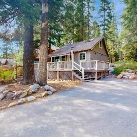 Cute cabin with spacious porch walk to beach & dining central to ski resorts, Hotel in Carnelian Bay
