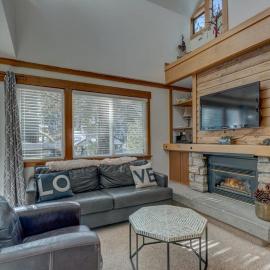Condo close to ski hill with fireplace balcony W&D hot tub & pool โรงแรมในทาโฮซิตี