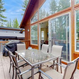 New Home in Coveted Location with Backyard - 10 Minutes to Ski Slopes Beach, hotel in South Lake Tahoe