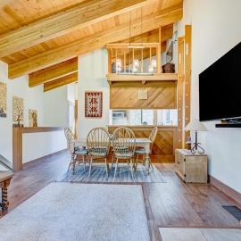 Northstar townhome with 2 balconies fireplace pool hot tub & sauna, hotel in Kingswood Estates