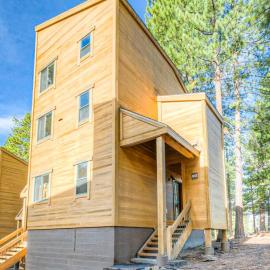 Dog-Friendly Mountain Getaway Near the Slopes with Private Balcony & Rec Center, hotel in Ponderosa Fairway Estates