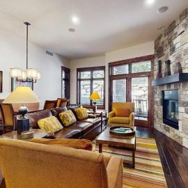 Ski-in-ski-out ground-floor condo with fireplace patio shared pool & hot tub, hotel in Kingswood Estates