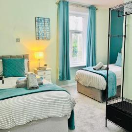 Relaxing 4BR Home All Ensuite Sleeps 8 in Preston, hotel in Preston
