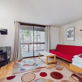 Resort studio with balcony pool & hot tub access & free ski shuttle, hotel in Kingswood Estates