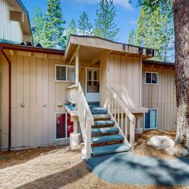 Updated mountain condo with pool access & wood fireplace - near skiing, hotel in Incline Village