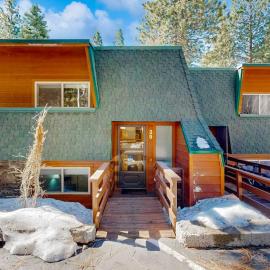 Forest-view condo with wood fireplace & walkable locale - dog-friendly, hotel in Incline Village