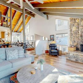Condo near Lake Tahoe with pool hot tub grill & wood fireplace - sleeps 6, hotel en Stateline
