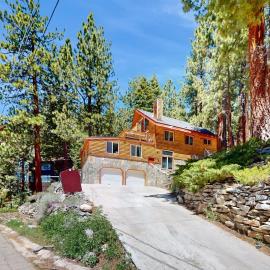 Stateline Chalet - 5BR Panoramic Mountain Views Dipping Pool & Dry Sauna