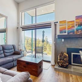 CONDO WITH BEAUTIFUL LAKE VIEW & CLOSE TO STAGE COACH LODGE, hotel en Stateline