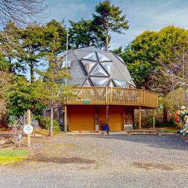 Unique Geodesic Dome Home with WiFi Deck & Lovely Views - 2 Dogs OK, hotel i Otter Rock