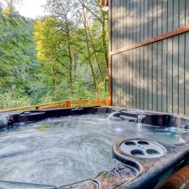 Creekside home with hot tub deck & great woodland views, хотел в Rhododendron
