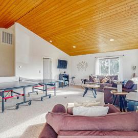 Walk to everything Ocean views fireplace & spacious deck, hotel di Seaside