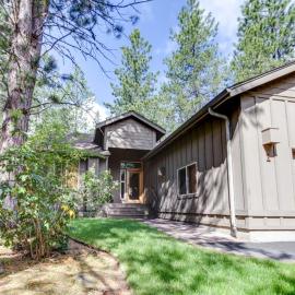 Near Fort Rock Park with SHARC Passes & Private Hot Tub, hotel in Sunriver