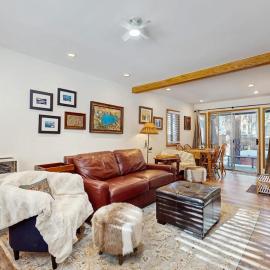 Family-Friendly Cabin with Spa Two Decks Fenced Yard and Play Structure, hotel v destinaci South Lake Tahoe