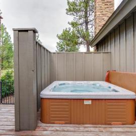 Luxury Condo with SHARC Access & Village with hot tub - Dog-Friendly, hotel Sunriverben
