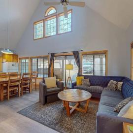 Newly renovated home with private hot tub deck & SHARC passes, hotel a Sunriver