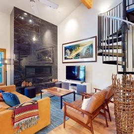 Contemporary condo with views shared pool&hot tub fireplace & spiral staircase, hotel u gradu Olimpik Vali