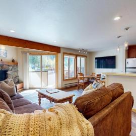 Cozy Condo with Wood Fireplace Mountain Views- Walk to Lifts, hótel í Olympic Valley