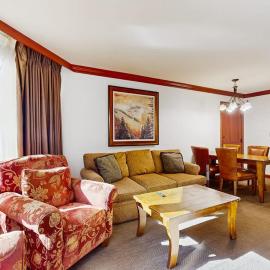 Two adjoining Ski-in-ski-out condos - shared heated pool hot tub WiFi, ξενοδοχείο σε Olympic Valley