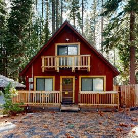 Beautiful home located on the West Shore of Lake Tahoe with game room & deck, hotel in Tahoe City