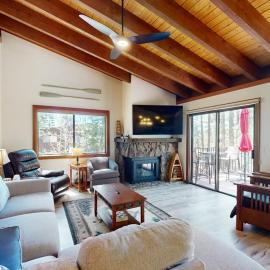 Lovely tree-view condo with deck grill & fireplace - near Tahoe City & lake: Tahoe City şehrinde bir otel