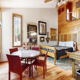 Eclectic second floor condo with loft balcony & gas fireplace - family friendly, hotel in Kings Beach