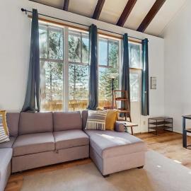 Cozy and Convenient Condo with Fireplace Deck W&D Close to Town Lake Trails, hotel in Tahoe City