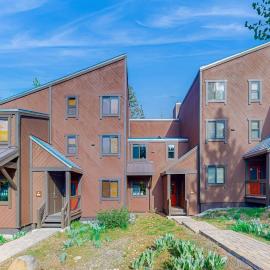 Aspen Grove condo near Kings Beach & Northstar Village with balcony, Hotel in Kingswood Estates