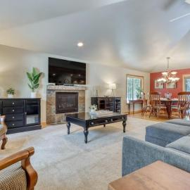 Lovely home near town with private hot tub scenic deck W&D & chic decor, Hotel in Sunriver