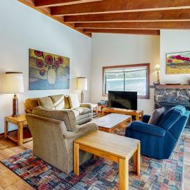 Homey Family Condo with Shared Pool Hot Tub Tennis & Lovely Lake Views