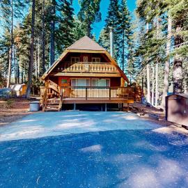 Two-story cabin with a wood fireplace washer&dryer & decks, hotel in Tahoe City