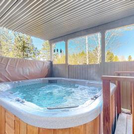 Two-story dog-friendly home with a fireplace private hot tub & SHARC passes, Hotel in Sunriver
