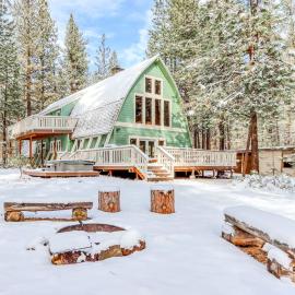 Lovely home by waterfalls with firepit hot tub & washer&dryer - dog-friendly