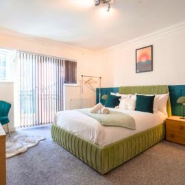 Runway Hse Luxe 5 Bed, with King sized Beds, next to Aiport & NEC, JLR 5 mins