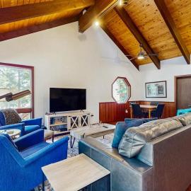 Forest-view home with 3 decks fast WiFi pool & hot tub access