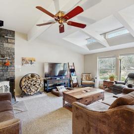 Pet friendly home steps to Deschutes River with hot tub foosball & play set