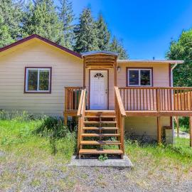 Secluded & comfortable dog-friendly home with deck plus ATV & boat parking, hotel a North Bend
