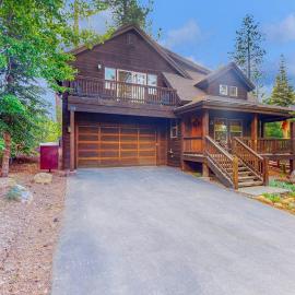 Quiet Cottage with Deck & Firepit - Near Skiing Golf Park & Water Sports